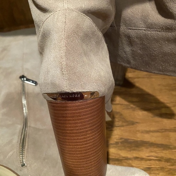 Michael Kors Elegant Beige Knee-High Women's Boots - Picture 14 of 16